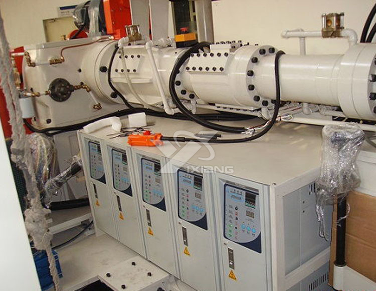 億翔淺析高溫模溫機的特點與優勢